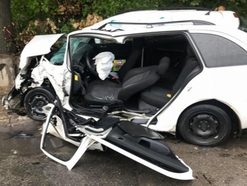 Подробности тройной аварии в Кишиневе: за рулем BMW находился 19-летний парень 