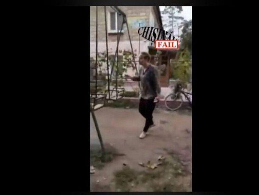 В Молдове злобная женщина с матами прогнала детей с качелей