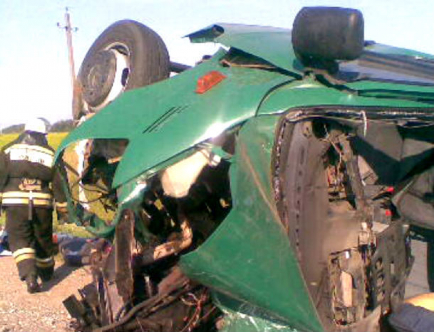 Автокатастрофа с гражданами Молдовы: шесть человек погибли при столкновении микроавтобуса, легковушки и грузовика