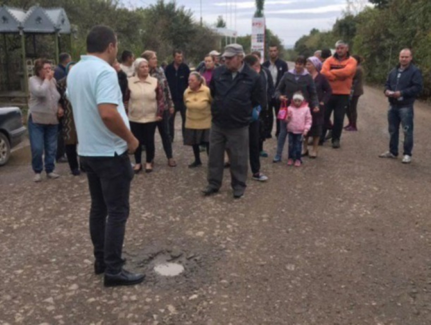 Стулья на трассе: жители севера Молдовы вышли на протесте
