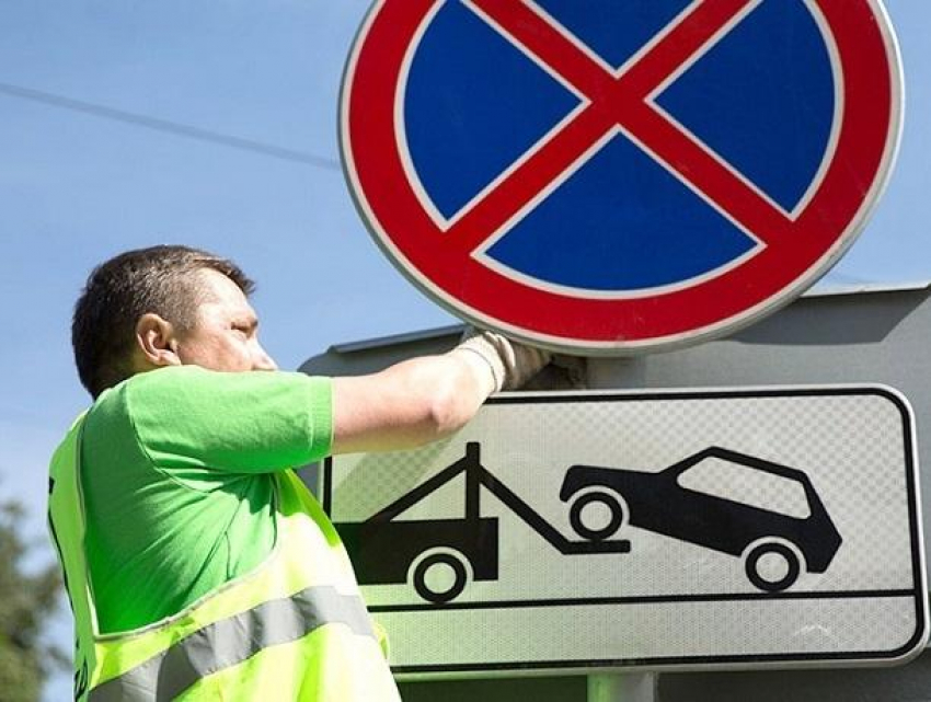 В Кишиневе демонтируют незаконно установленные знаки