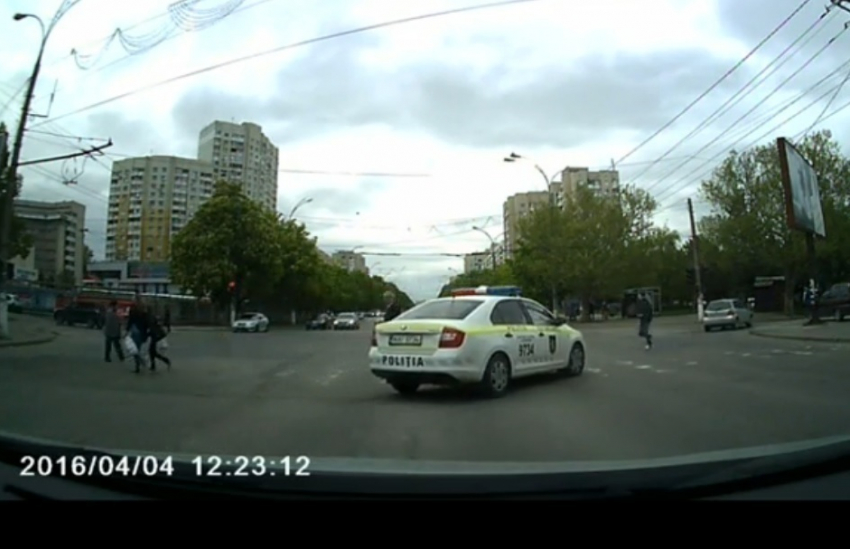Автомобиль патрульной полиции в Кишиневе засняли за опасной ездой