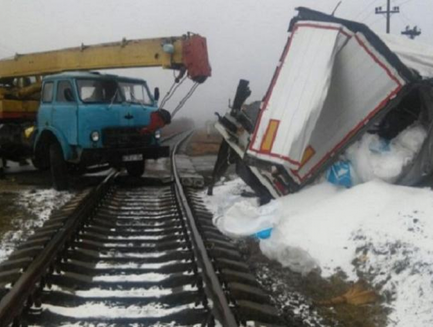 Авария в Шолданештском районе - поезд снес с рельсов фуру
