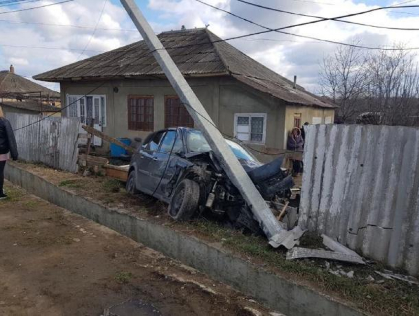 Need for Speed в Унгенах: автомобиль въехал в чужой двор и снес столб электропередач