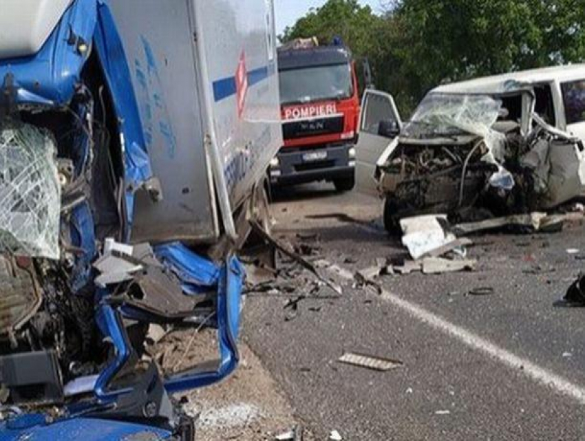 Под Кишиневом лоб в лоб столкнулись микроавтобус VW и грузовик