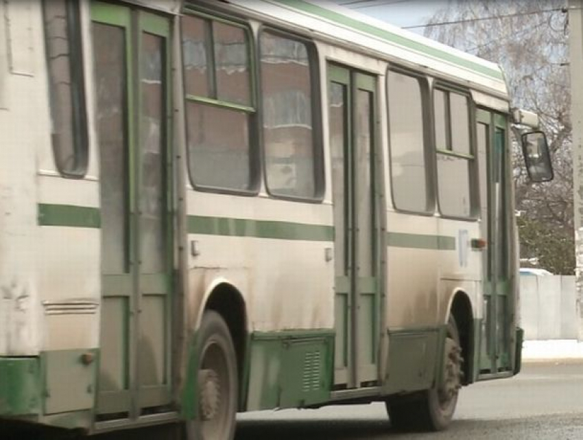 Жители Думбравы снова устроили протесты перед примэрией, им не на чем добираться до Кишинёва 