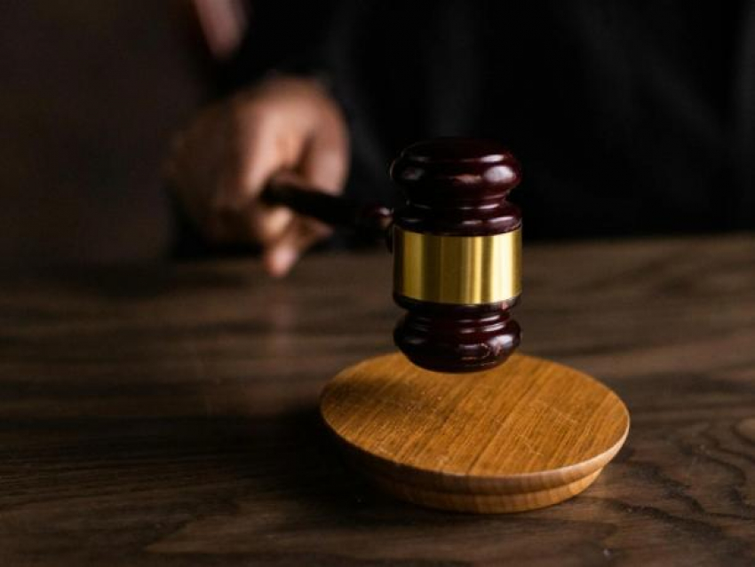 Женщина ударила по голове судью прямо в зале суда в Кишиневе