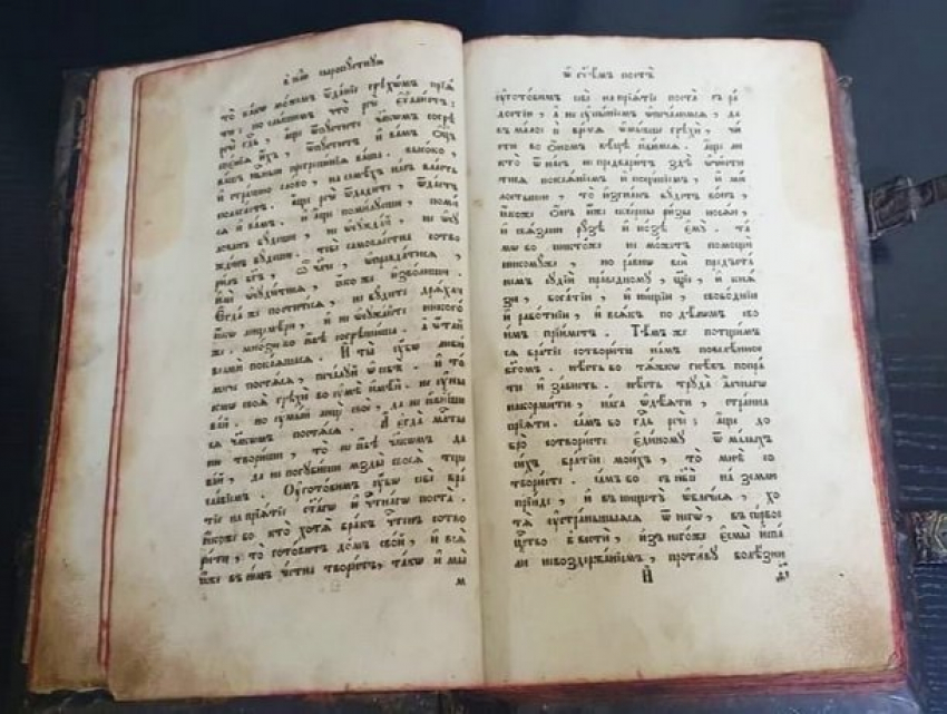 Молдаванин попытался вывезти из Украины старинное Евангелие, но был остановлен пограничниками