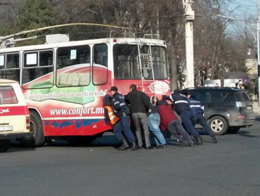 В Кишиневе стоят троллейбусы