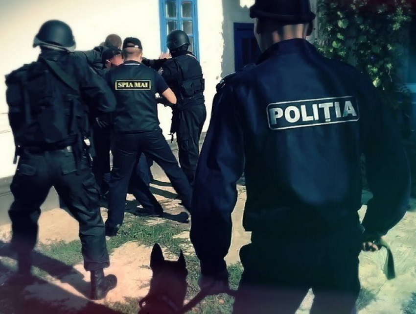 Полицейские из Кишинева продали огромную партию наркотиков своим коварным коллегам