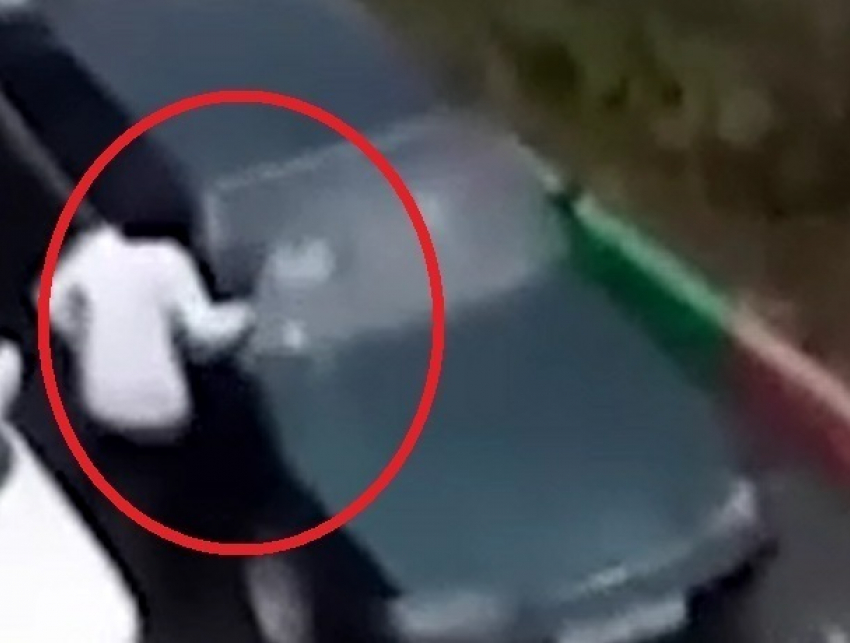 Обиженная женщина разбила сковородой автомобиль бывшего мужа и попала на видео