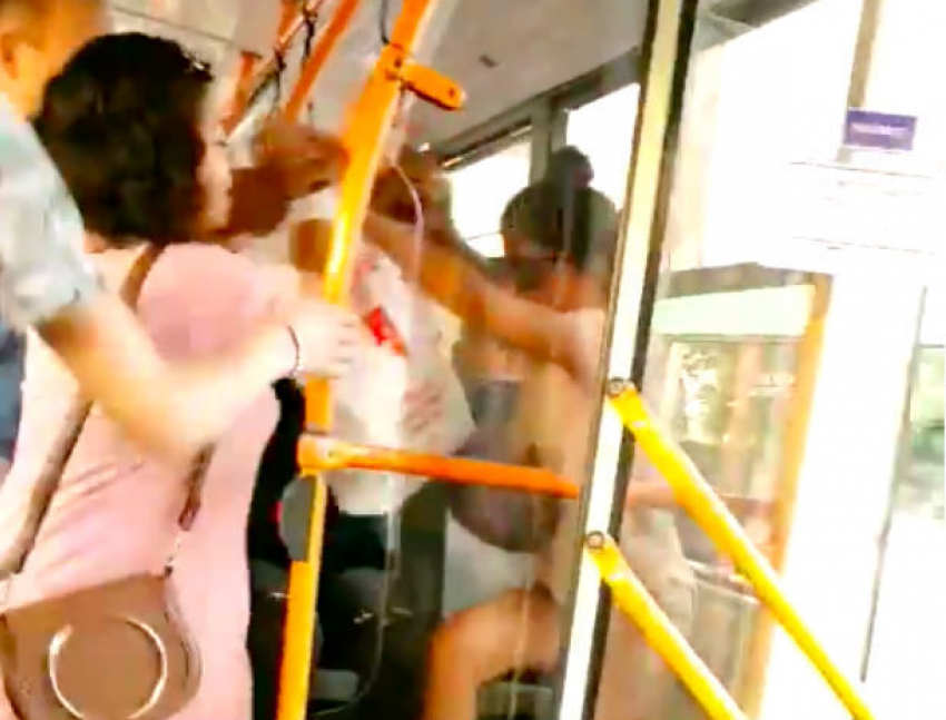 Оскорблявшие пассажиров девушки устроили драку в столичном троллейбусе: шокирующее видео
