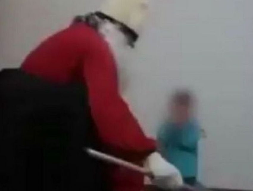 Цинично унижающий мальчика и девочку их отчим-Дед Мороз попал на видео