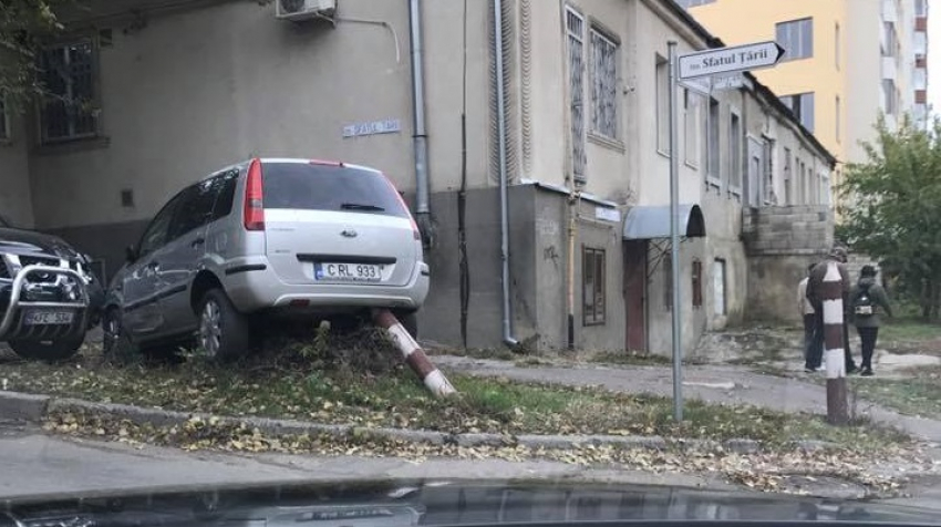 В Кишиневе в результате аварии автомобиль залетел на столбик