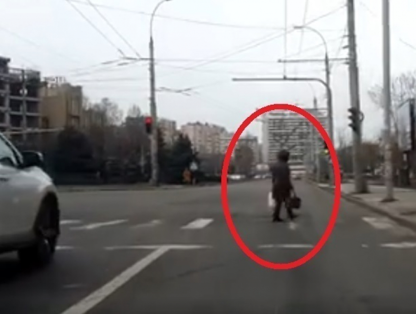 Самая невозмутимая женщина попала на видео, переходя дорогу на красный свет в Кишиневе