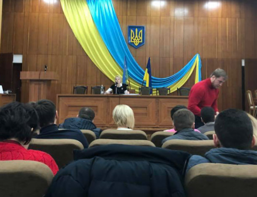 Громкий скандал в горсовете под Киевом: сессию открыли гимном России