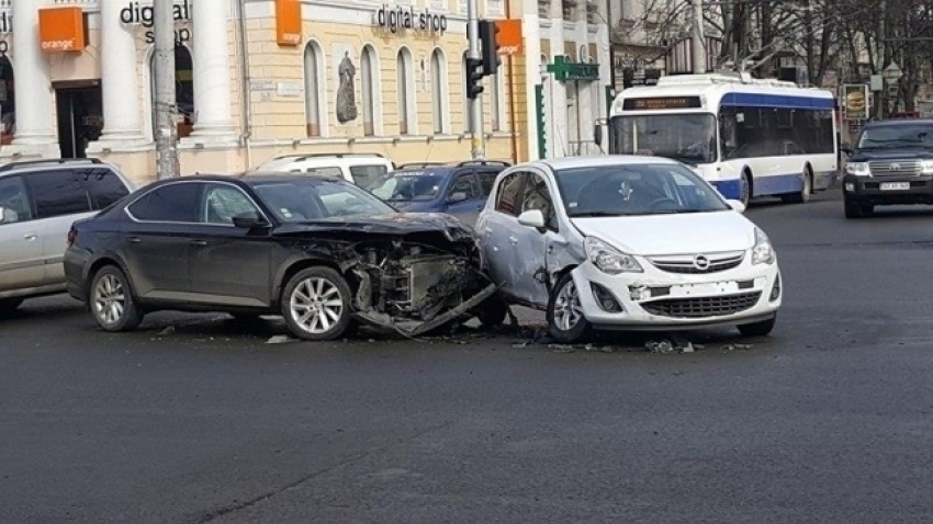 На бульваре Штефана чел Маре столкнулись сразу три автомобиля