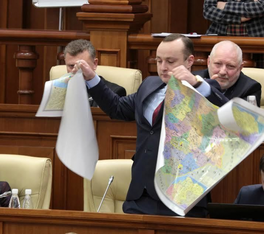 Социалисты разорвали на заседании Парламента РМ карту «Великой Румынии"
