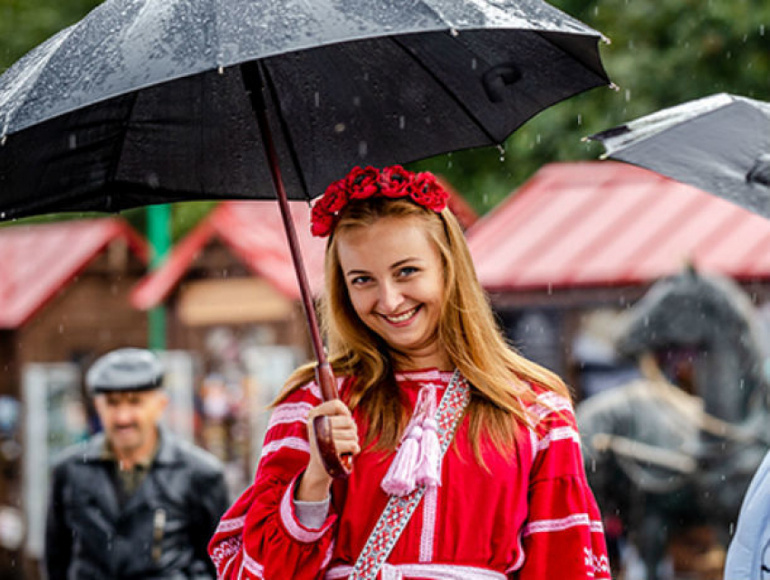 Молдавское вино согрело жителей Минска в дождливый день