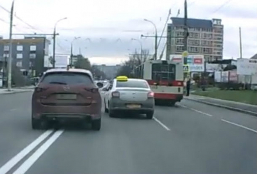 Дорожный конфликт звезды молдавского телевидения с таксистом попал на видео