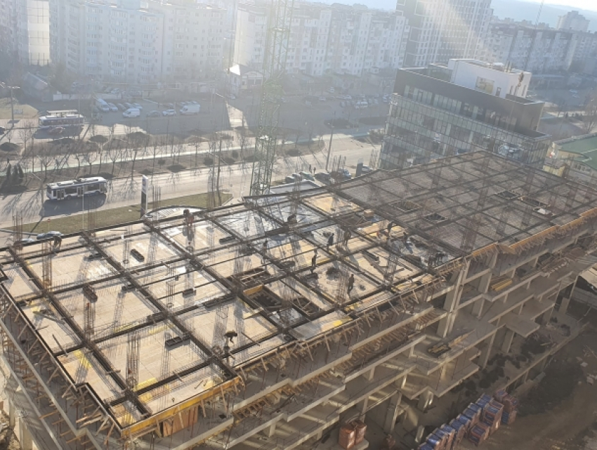 Грязь, ор и работа по ночам - скандальное строительство в Кишиневе продолжается
