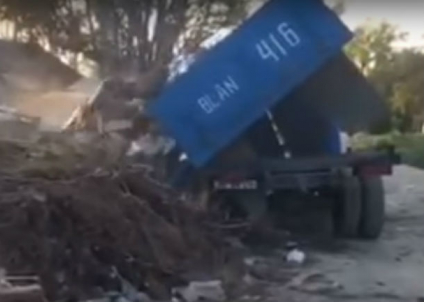 Видео с вываливанием мусора муниципальным предприятием на убранные площадки сделали в Бельцах