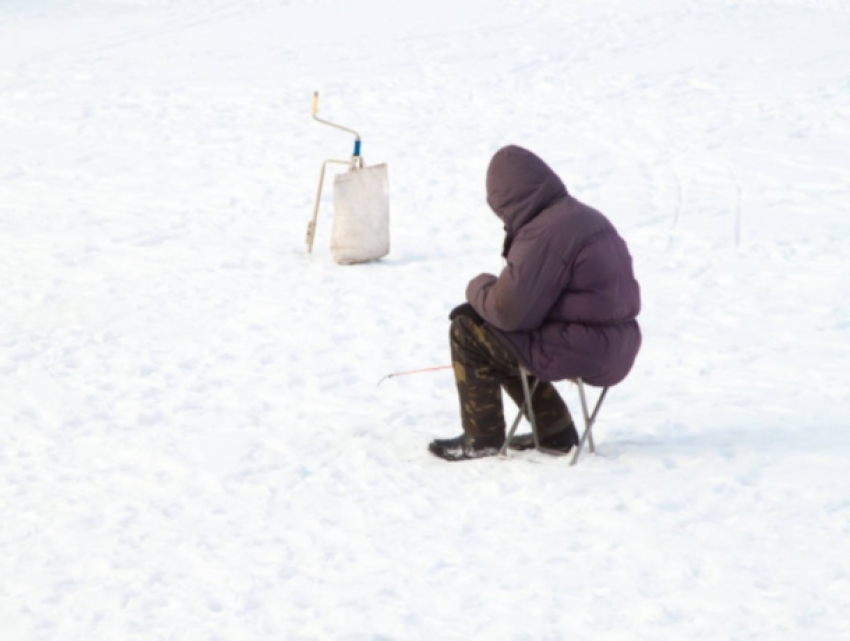 Предусмотрительный рыбак из Рыбницы взял с собой на лед шест, что спасло ему жизнь