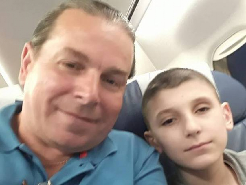 Трогательную встречу победившего рак мальчика в аэропорту Кишинева сняли на видео