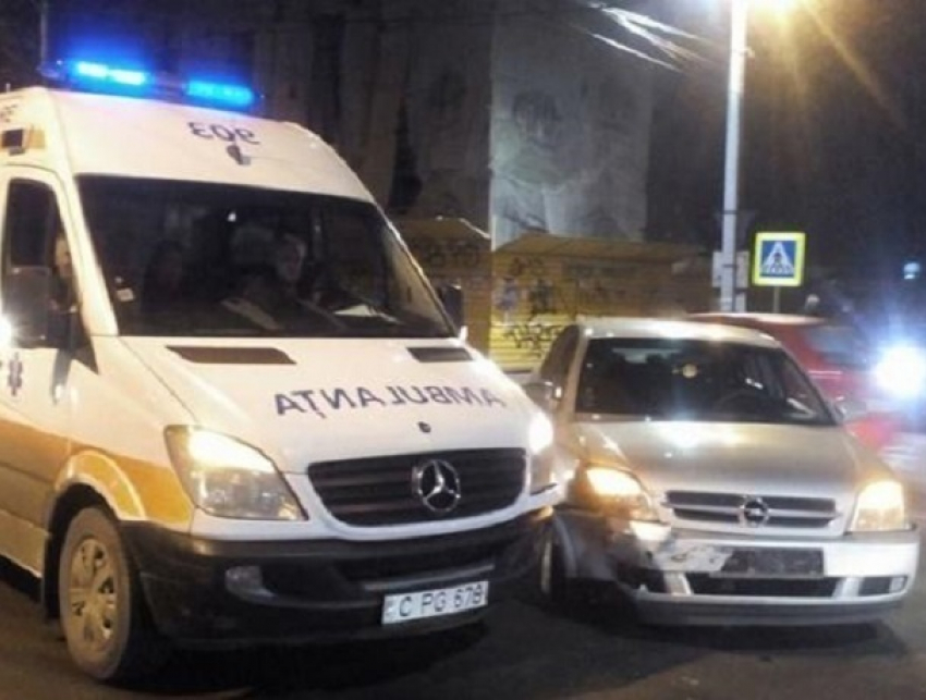 Автомобиль консульства Румынии врезался в скорую помощь в Кишиневе