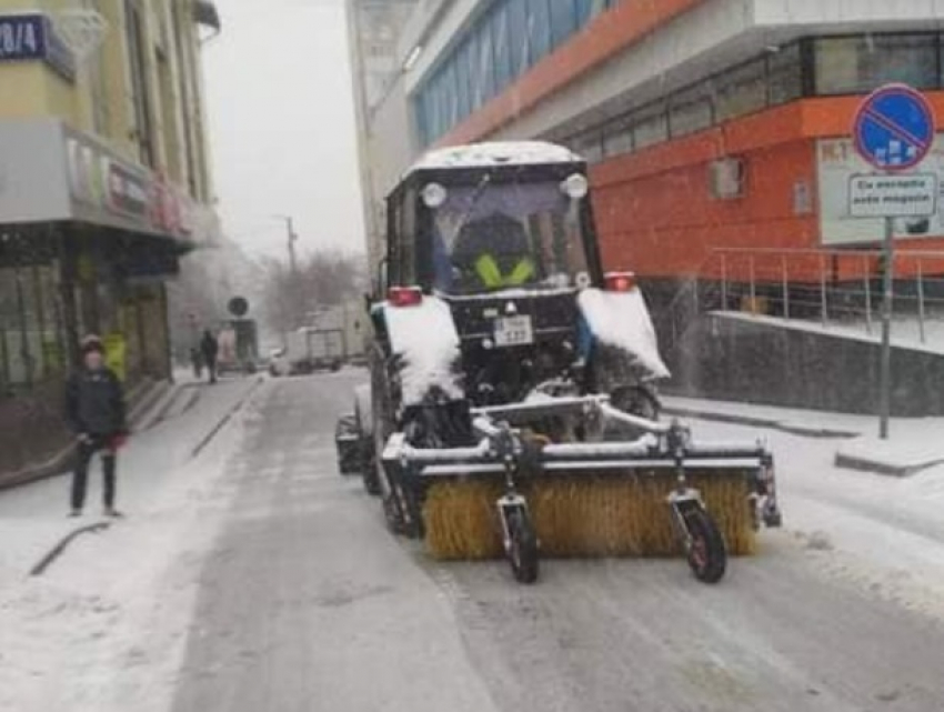 В Кишиневе ведутся активные работы по уборке снега
