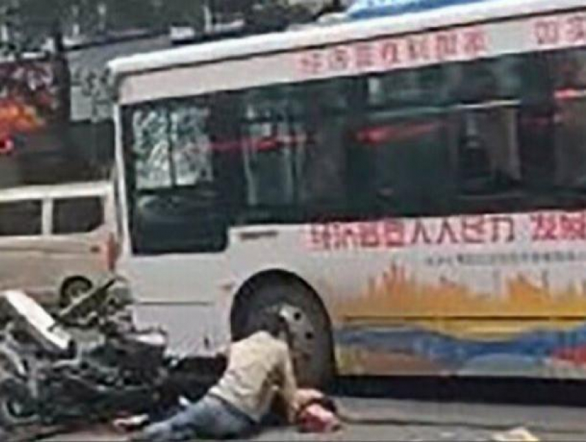В Китае преступник захватил автобус и протаранил толпу пешеходов, погибли пять человек 