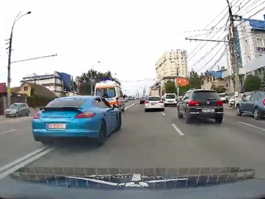 Полиция ищет водителя Porsche, который использует в качестве «проводника» машины скорой помощи