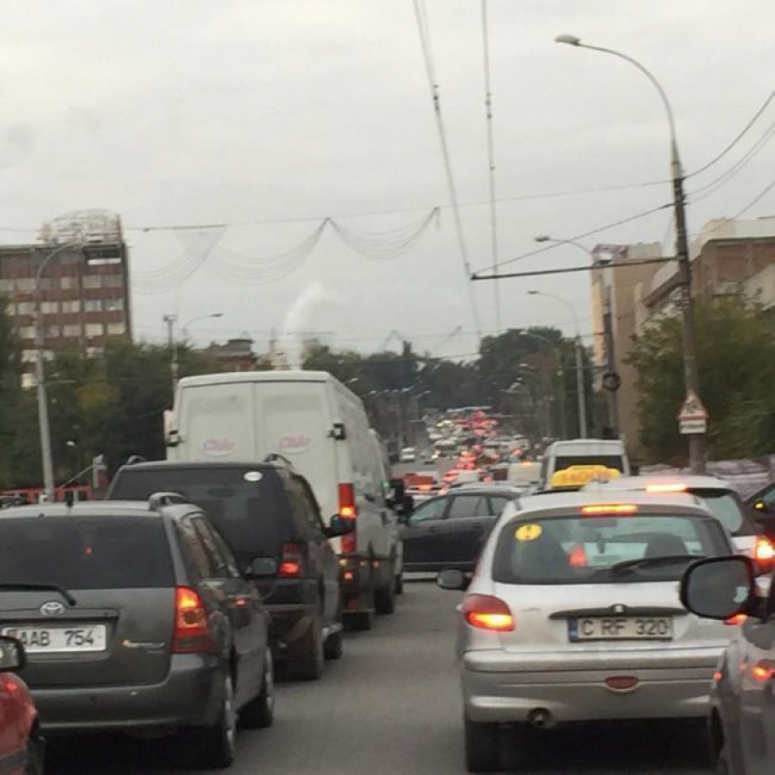 Внимание автолюбителям: на каких дорогах Кишинева с утра затруднено движение