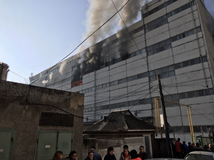 В Кишиневе горит предприятие: на месте работают 14 пожарных расчетов