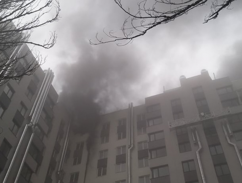В одной из недостроенных многоэтажек Кишинева приключился пожар