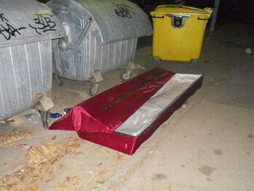 Прохожих в центре Кишинёва напугал зловещий гроб у мусорных контейнеров 