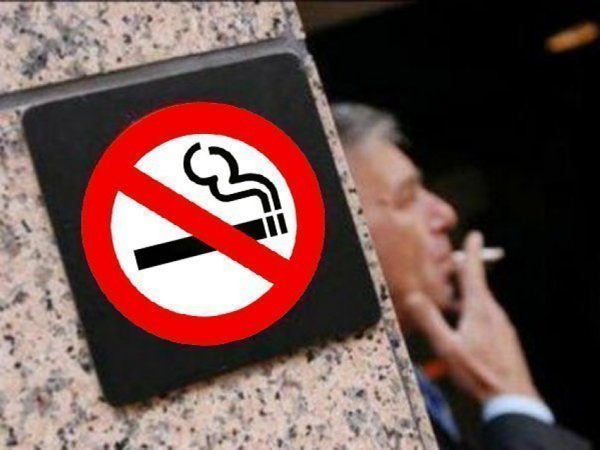 Граждан Молдовы продолжают штрафовать за курение в запрещенных местах