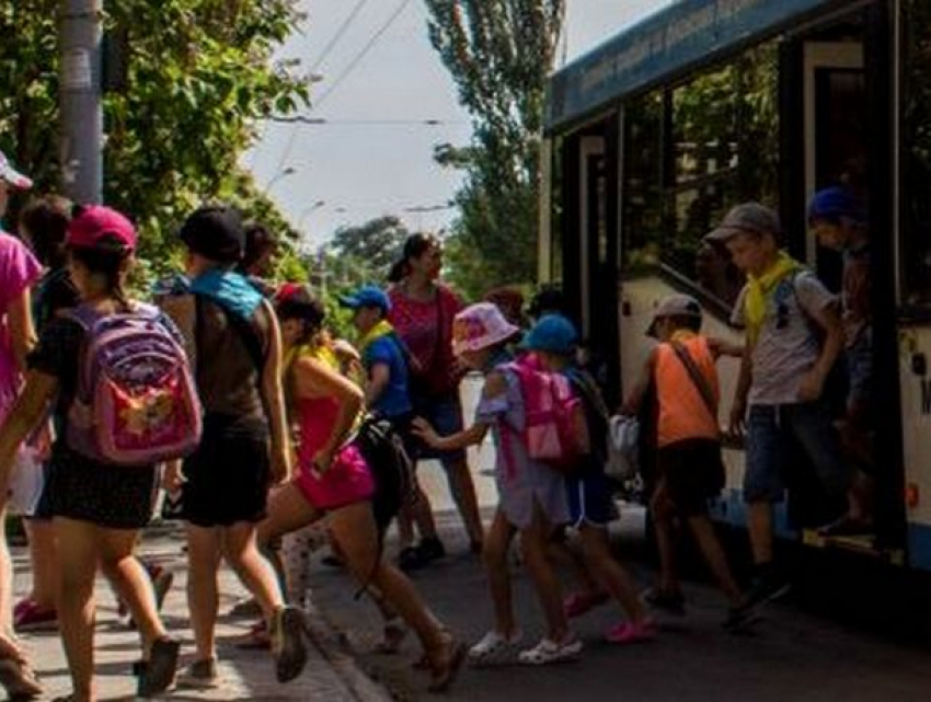 С 1 сентября часть троллейбусов и автобусов в Кишиневе будут перевозить только детей и сопровождающих их лиц