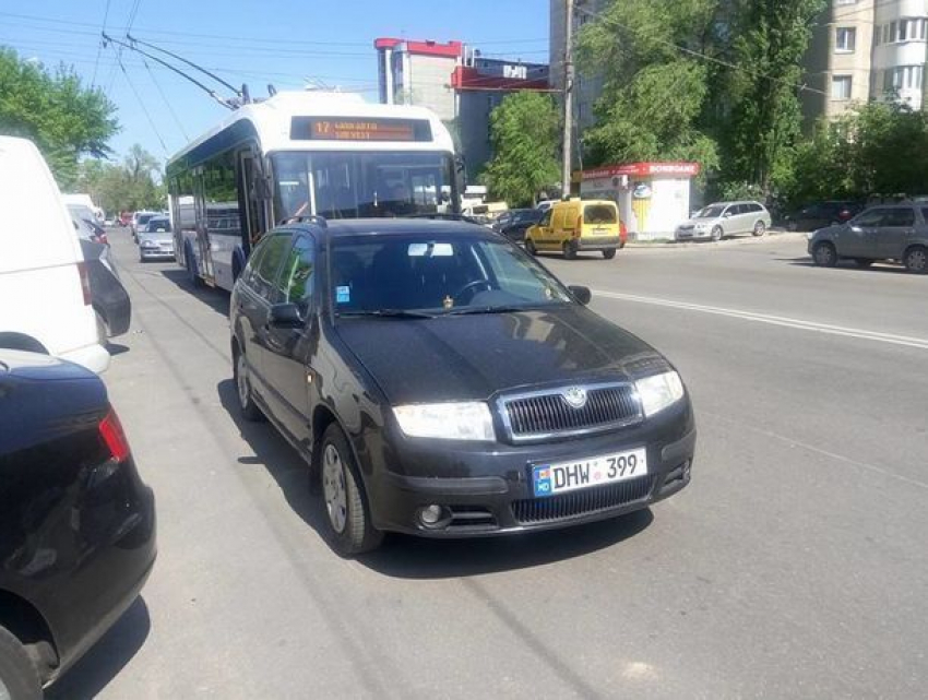 Автохам с лицом «Мне все должны» перекрыл движение троллейбусов на оживленной улице в Кишиневе