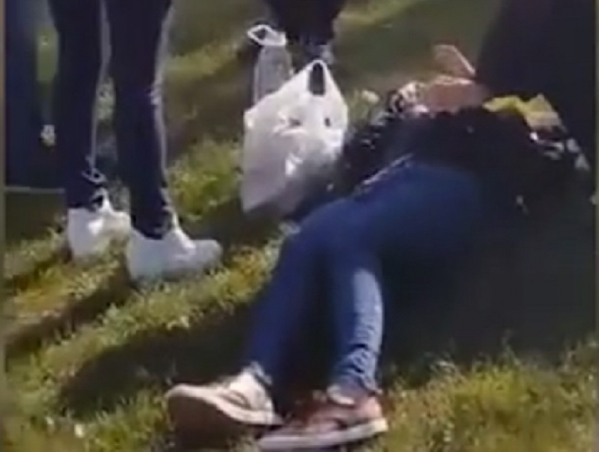 Девушку, сбитую BMW на пешеходном переходе в Кишиневе, сняли на видео