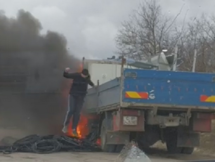 Прыжок водителя из горящего грузовика у Новых Гоян попал на видео