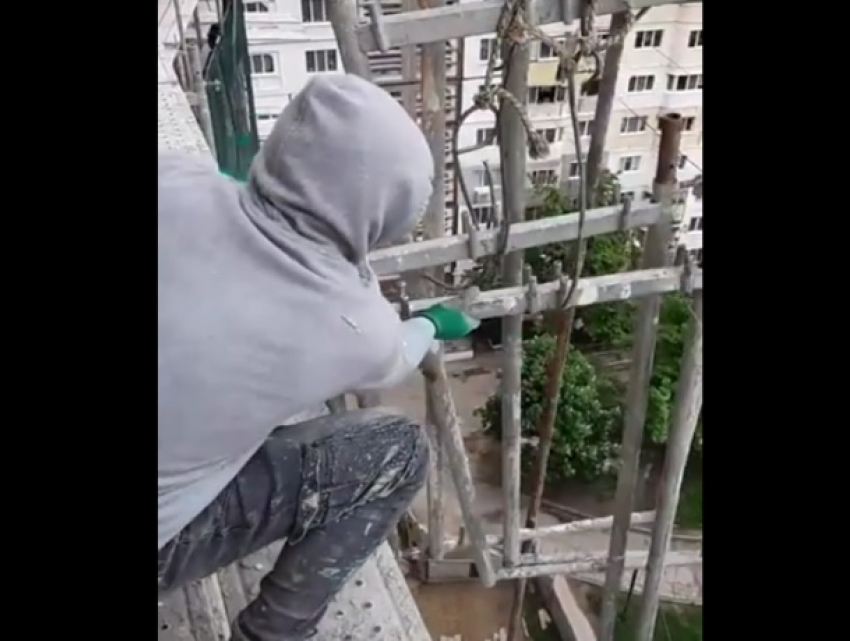 ВИДЕО: плевать все хотели на технику безопасности при высотных работах в Кишиневе
