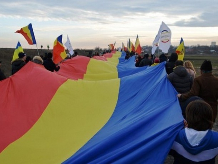 Известный политик написал обращения в полицию из-за развешенных румынских флагов