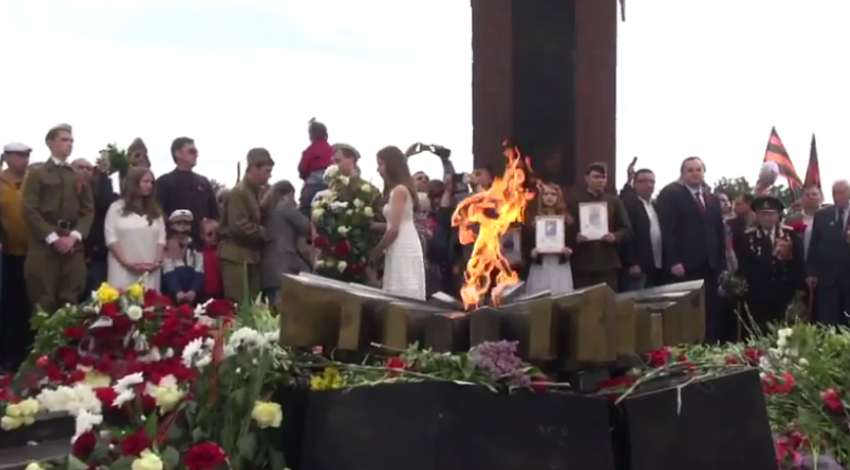 Участники Марша Победы возложили цветы к Вечному огню 