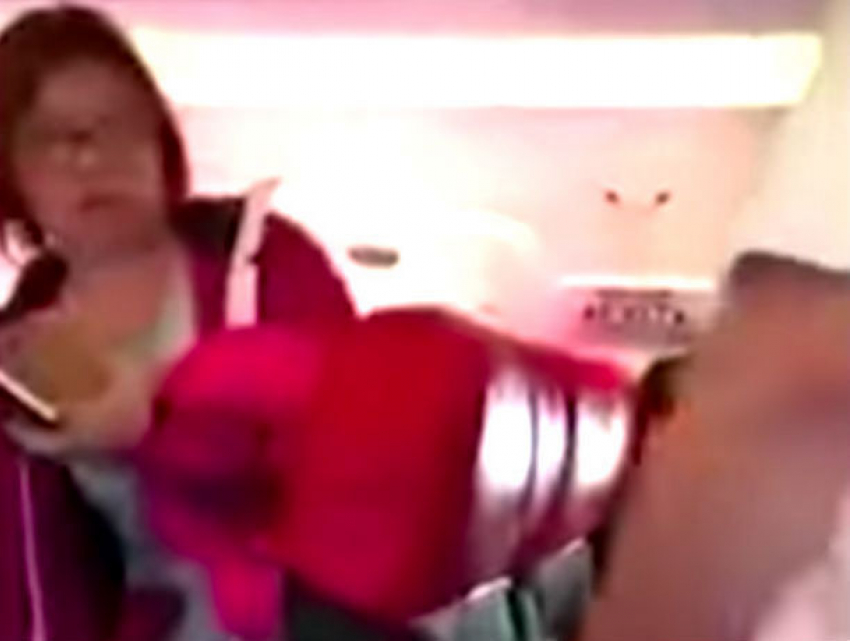 Скандал на борту самолета AirAsia с изгнанием «нахалки» сняли на видео