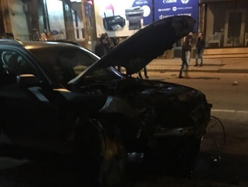 Водители чудом остались живы в ночном ДТП в центре Кишинева