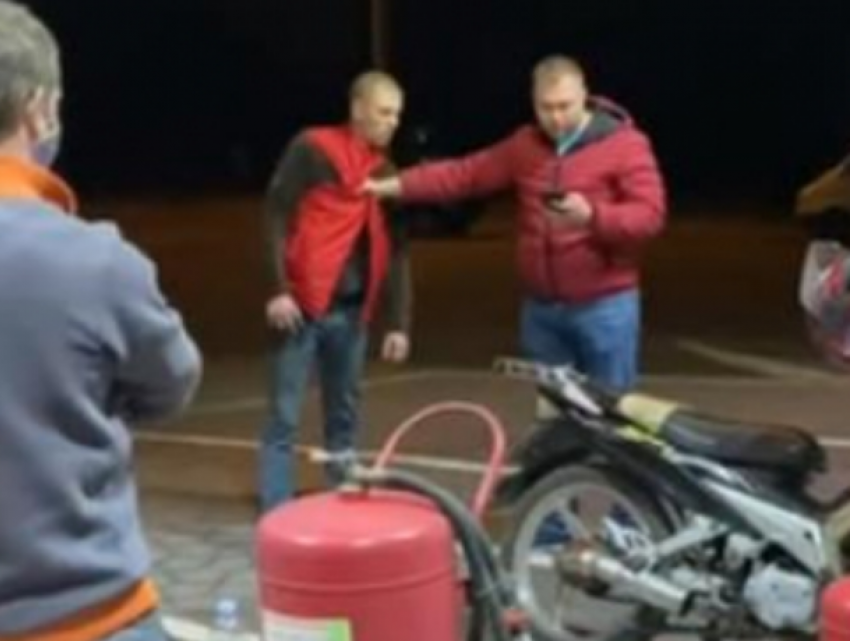 Ответственный водитель передал пьяного мотоциклиста полиции