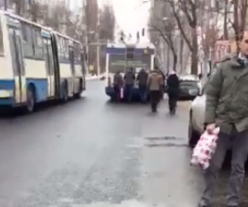 В центре Кишинева горожанам пришлось толкать троллейбус из-за отключения электроэнергии 