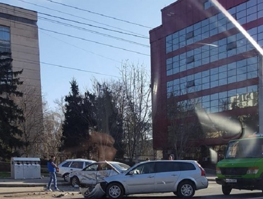 «Машины чокнулись как яйца»: тройное ДТП на пустых улицах Кишинева удивило людей