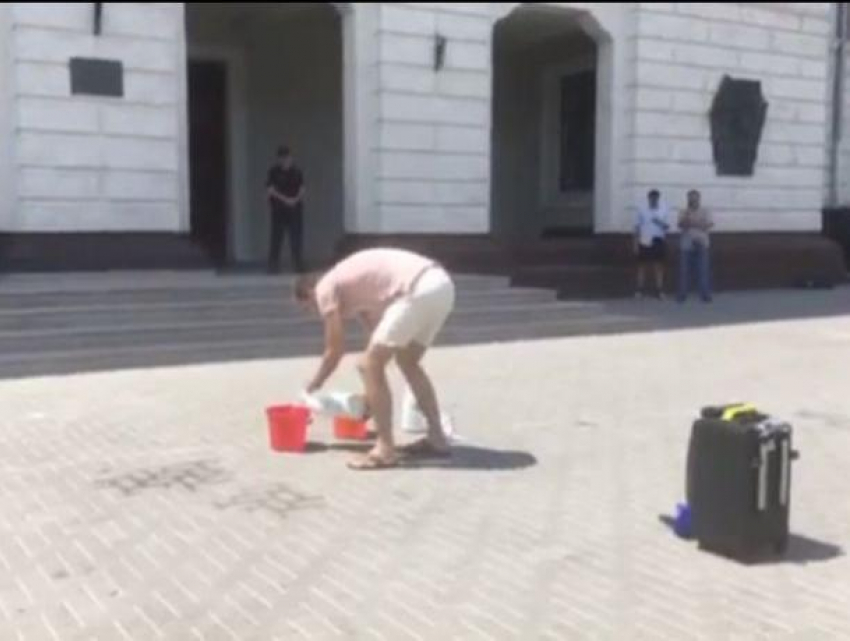 "Молочный активист» устроил протест перед Генпрокуратурой, попытавшись вручить вёдра с молоком Харунжену